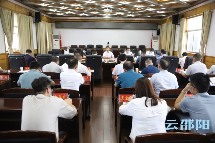 严华主持召开市第十二次党代会筹备工作调度会