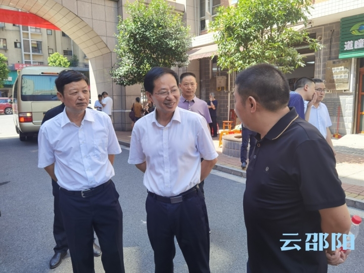 李志雄督查街道、社区、农贸市场及学校创文工作