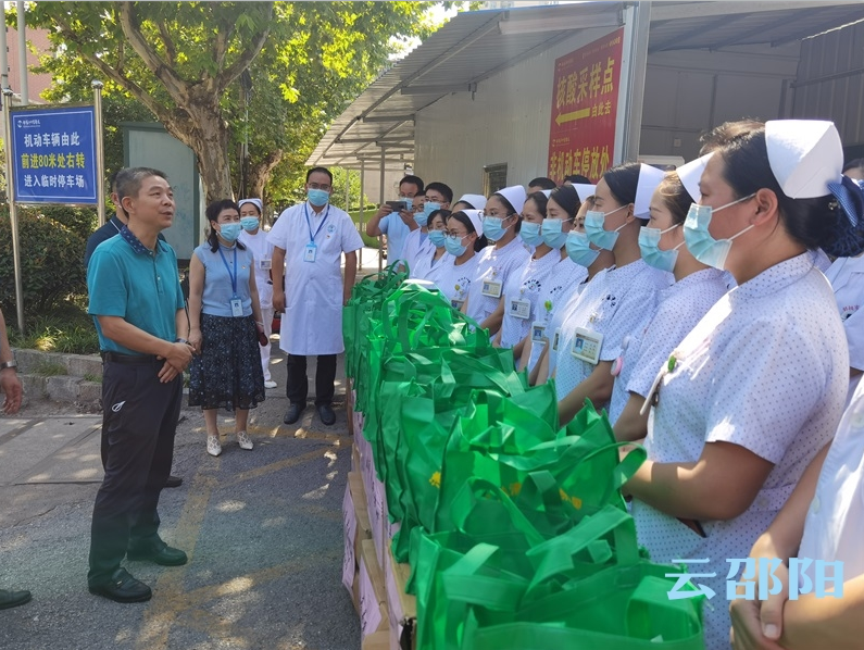 鞠晓阳看望慰问抗疫一线医务工作者
