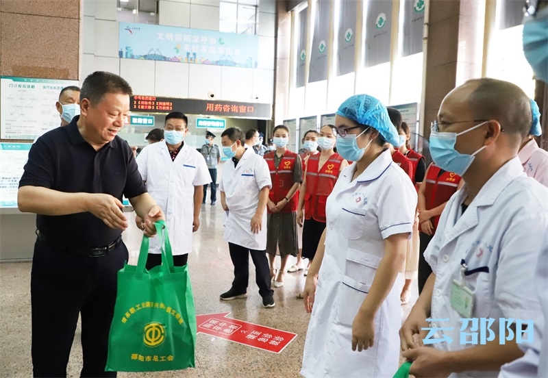 王昌义在市区慰问疫情防控一线工作人员