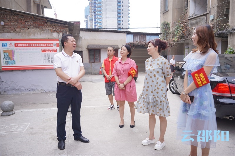 李华和到大祥区督导检查社区创文工作