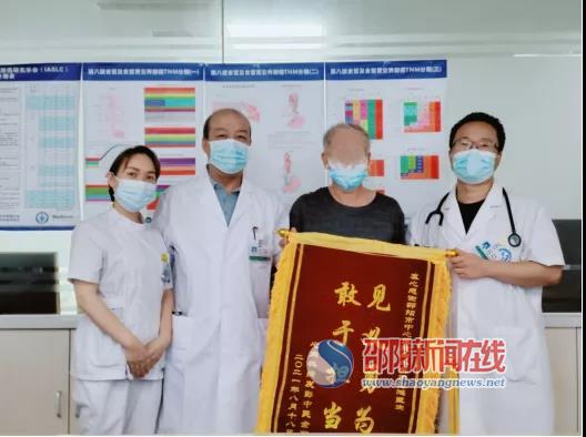 老人晕倒路边，市中心医院医生上班途中暖心相救