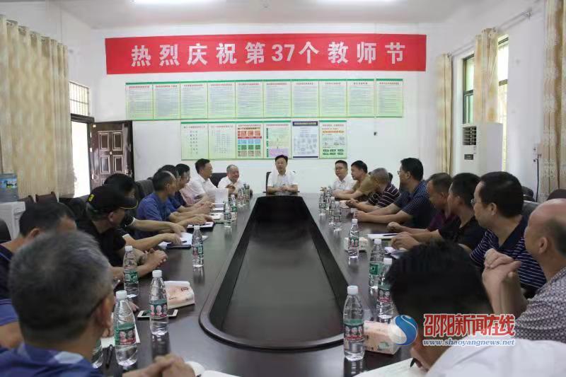 吴韬一行慰问洞口一中教师