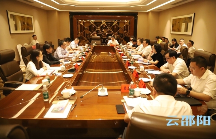 华学健与华润燃气集团副总裁殷小军一行举行座谈
