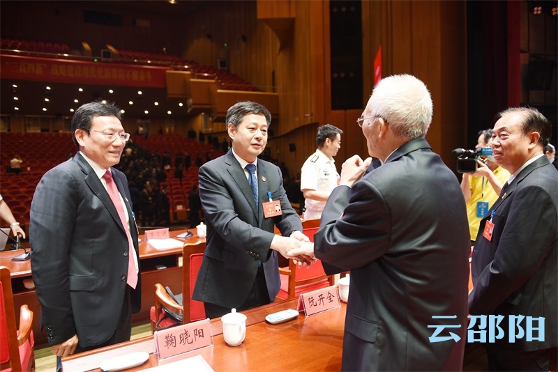严华华学健等看望参加党代会的老领导老同志、新闻记者和会务工作人员