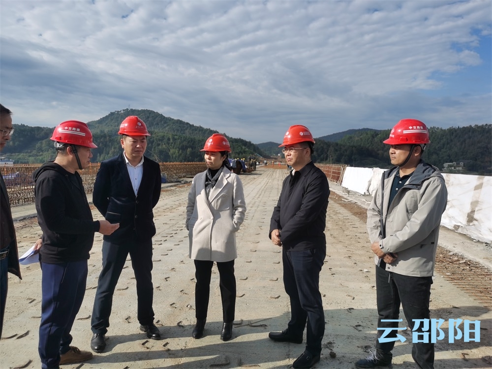 仇珂静督查高速公路建设工作