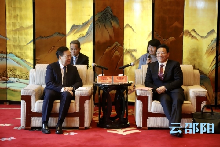 华学健会见老挝驻长沙总领事本·印塔巴迪