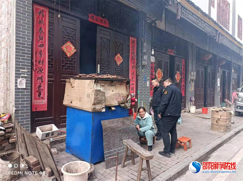 隆回县荷香桥镇开展蓝天保卫战日常巡查