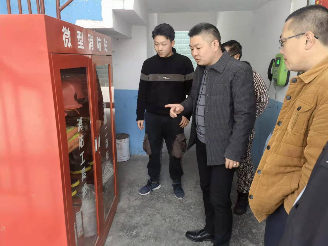 洞口县：林飞到渣坪乡检查安全生产工作
