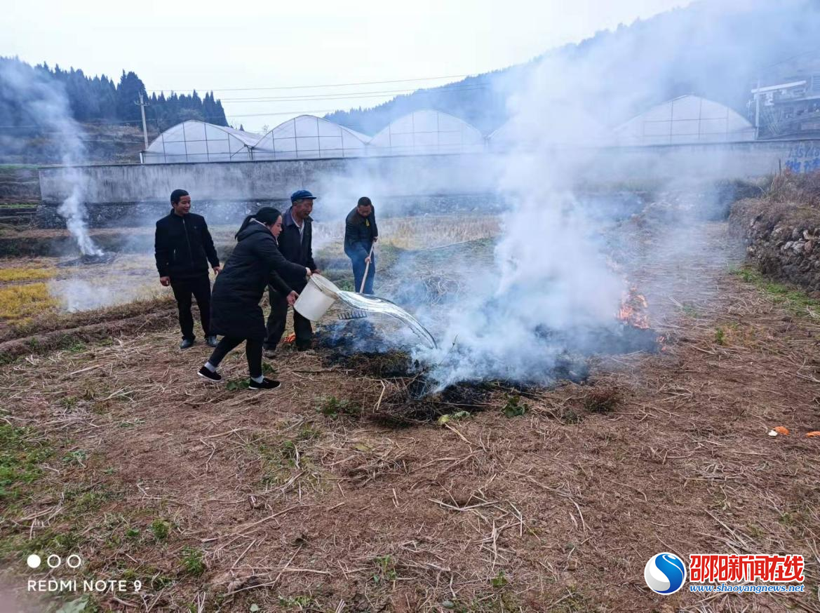 隆回县荷香桥镇严防露天秸秆焚烧