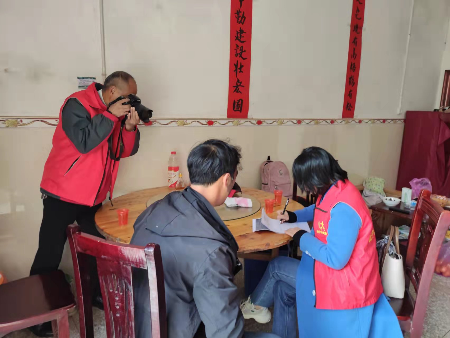 新宁县大邵公益志愿者爱洒瑶山