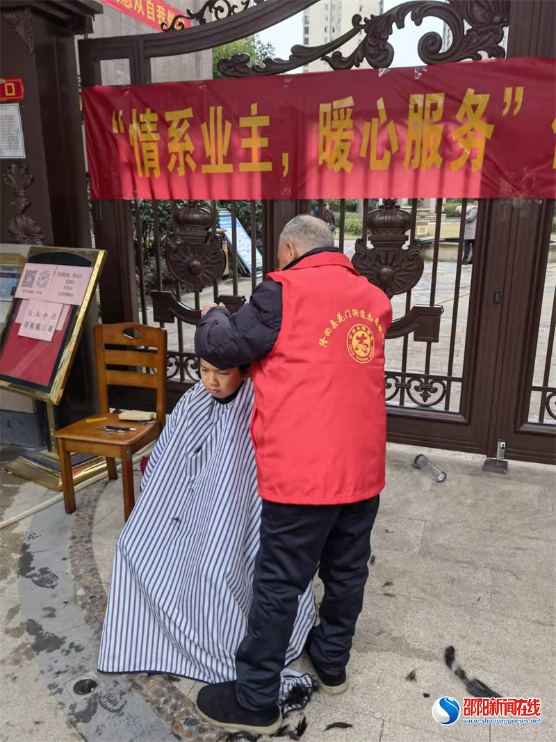 隆回县花门街道横江社区景江豪庭小区党支部为业主送上暖心服务