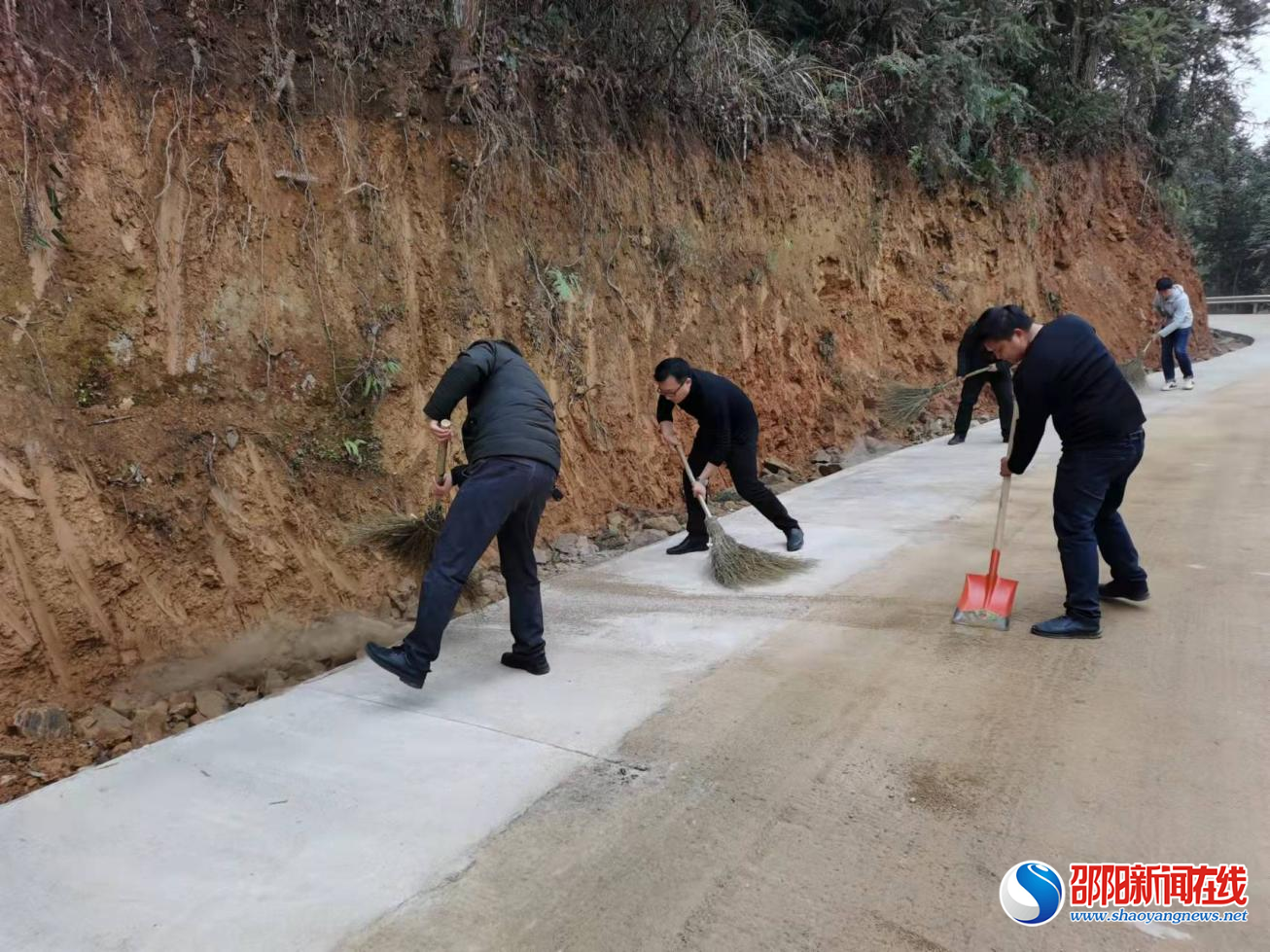 洞口县大屋瑶族乡：清扫路面为群众出行保驾护航，