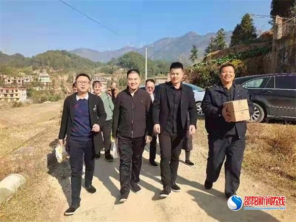 湖南吉瑞堂文化传媒有限公司钱昱羲先生一行爱洒隆回县高平镇风凰困难村民并考察十重大界
