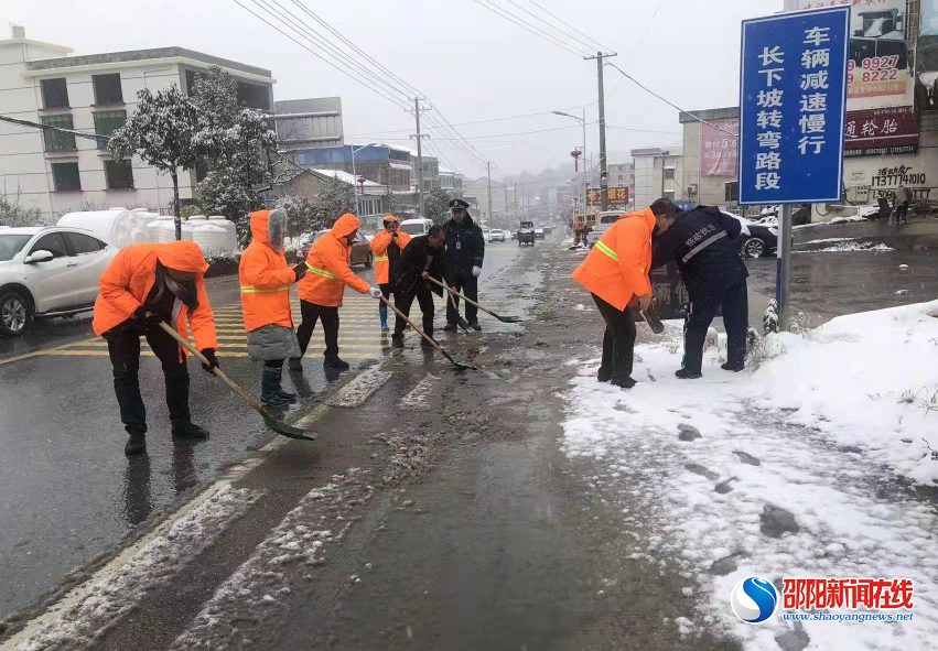 积极应对低温雨雪冰冻天气 邵阳公路人全力以赴保畅通
