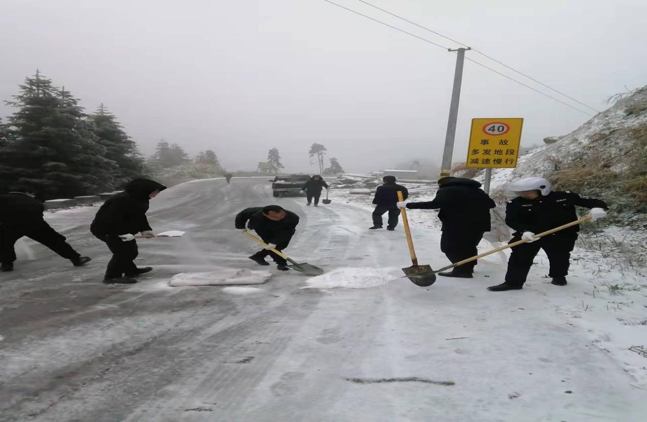 新宁县麻林瑶族乡:齐心协力铲雪除冰保平安