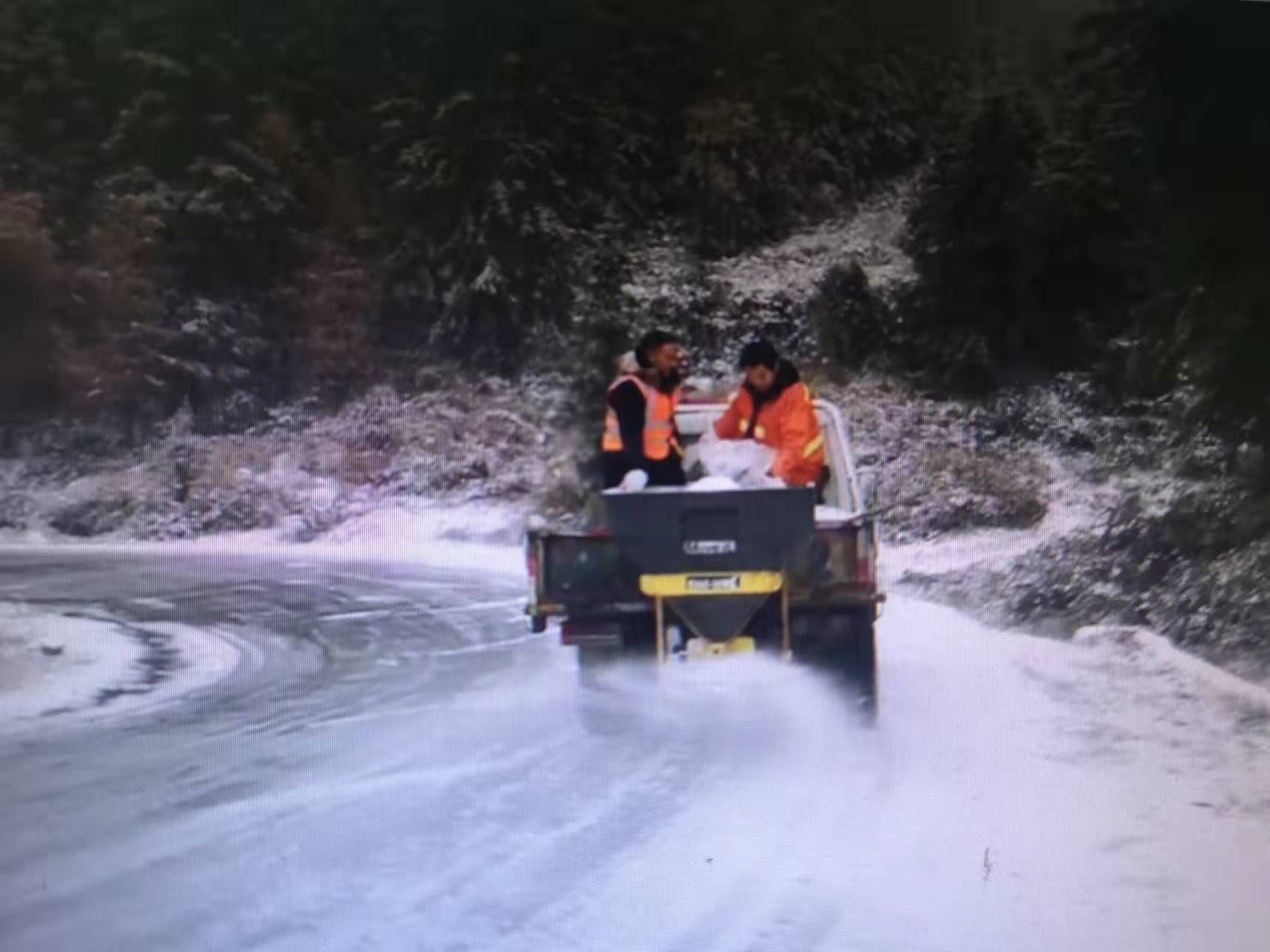新宁县公路建设养护中心全力应对低温雨雪冰冻天气