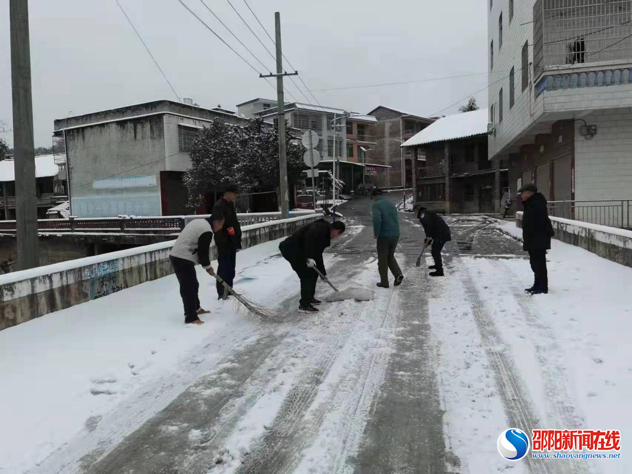 新邵县巨口铺镇：以“动”制“冻”抗击冰雪天气
