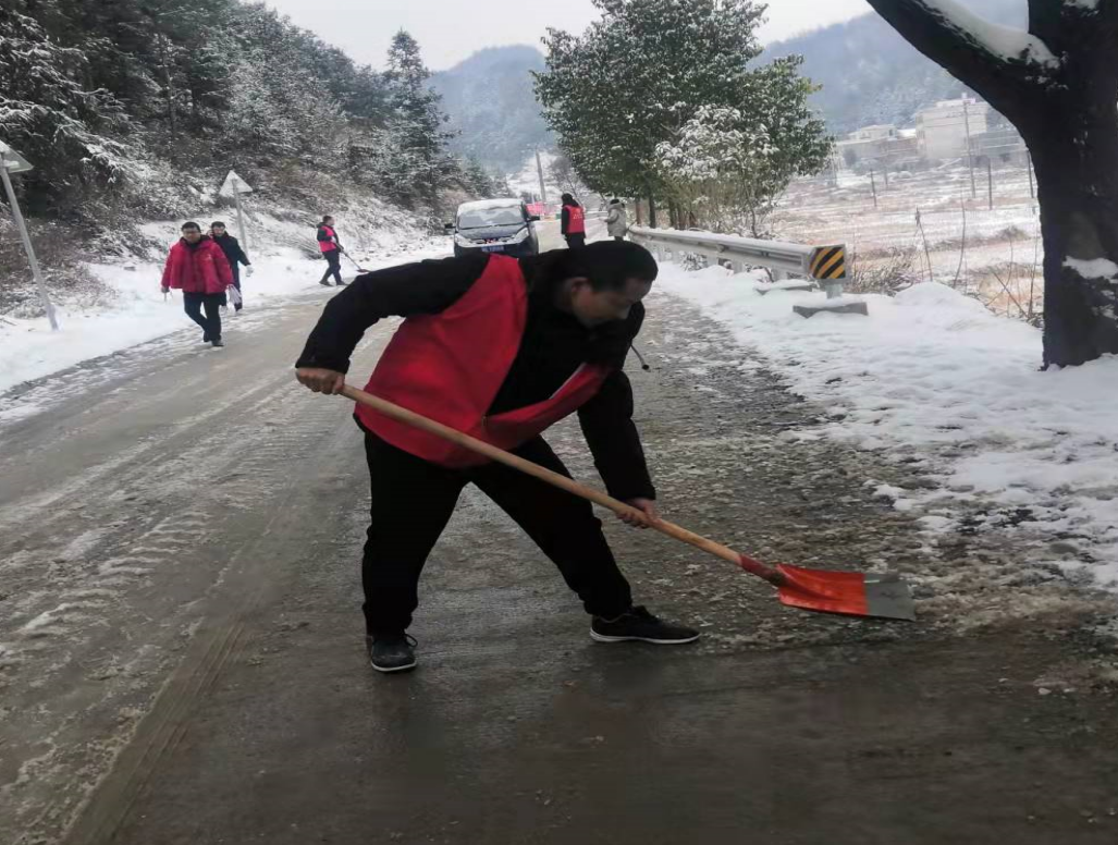 邵东市堡面前司法所破冰扫雪暖民心