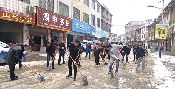 邵东市简家陇镇清扫积雪暖民心