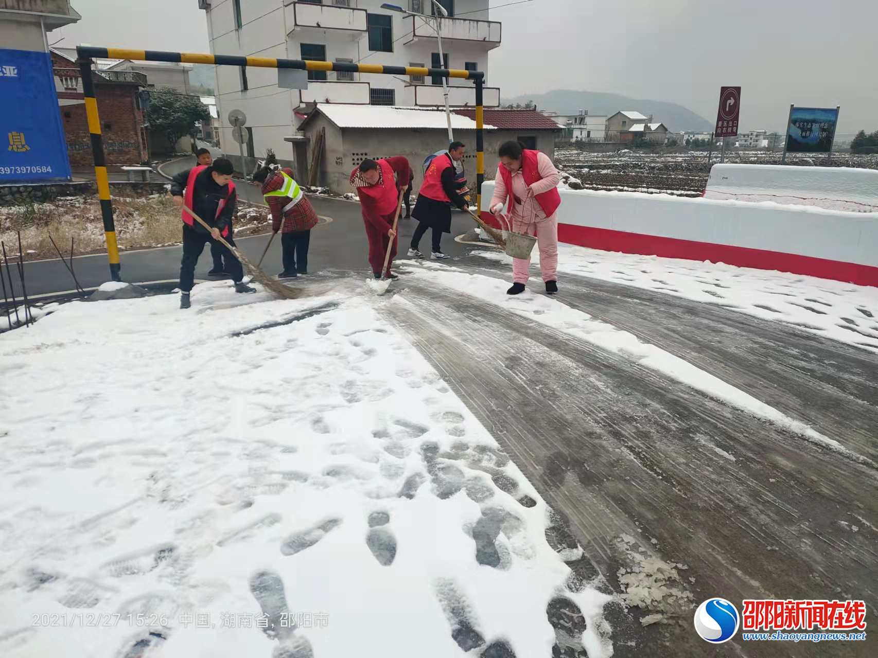 众志成城战风雪 全员行动保安全——新邵县严塘镇道安办组织各村志愿者及交通安全劝导员开展“融雪行动”
