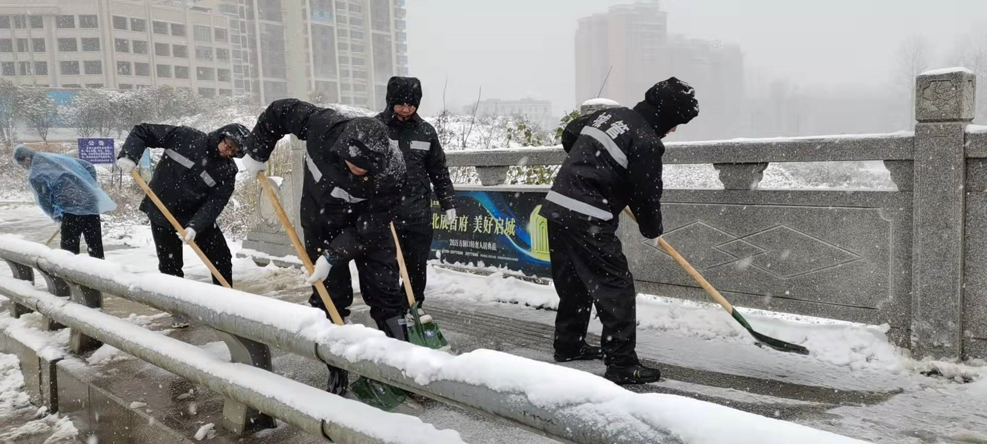 洞口县城管执法局冒寒积极抗冰雪