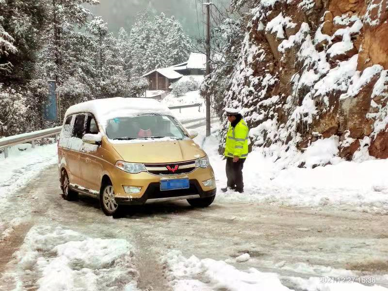 洞口县：送医路上防滑链突然断裂 交警雪中趴在车底施救