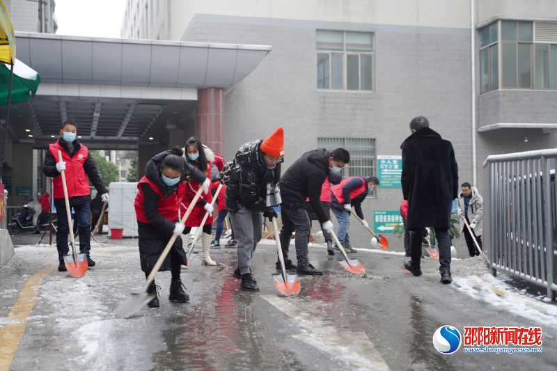 武冈市人民医院志愿者铲雪破冰保畅通