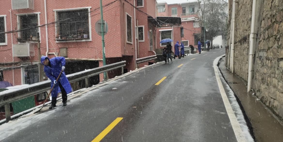 小城市大温暖：抗寒一线的“城管蓝”