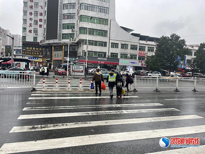 隆回县自来水公司开展“守交规、讲文明、树形象”志愿服务活动