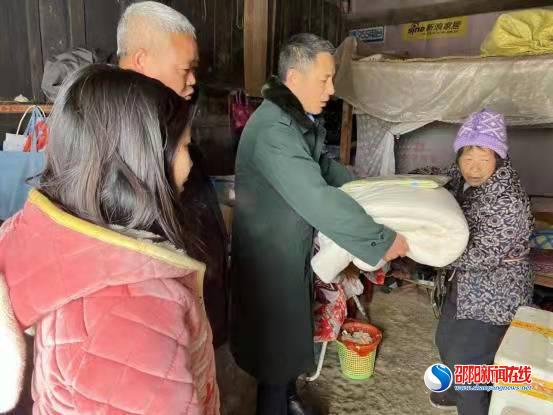 洞口县高沙镇：让党旗高高飘扬在应对冰雪天气第一线