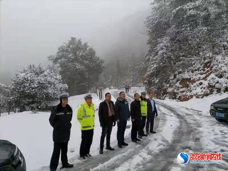 隆回县罗洪镇党员干部志愿者：向冰雪天气亮剑 保民生道路畅通