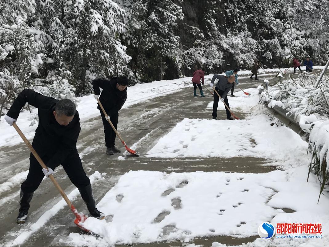 洞口县渣坪乡：大雪封山 干群同心变通途