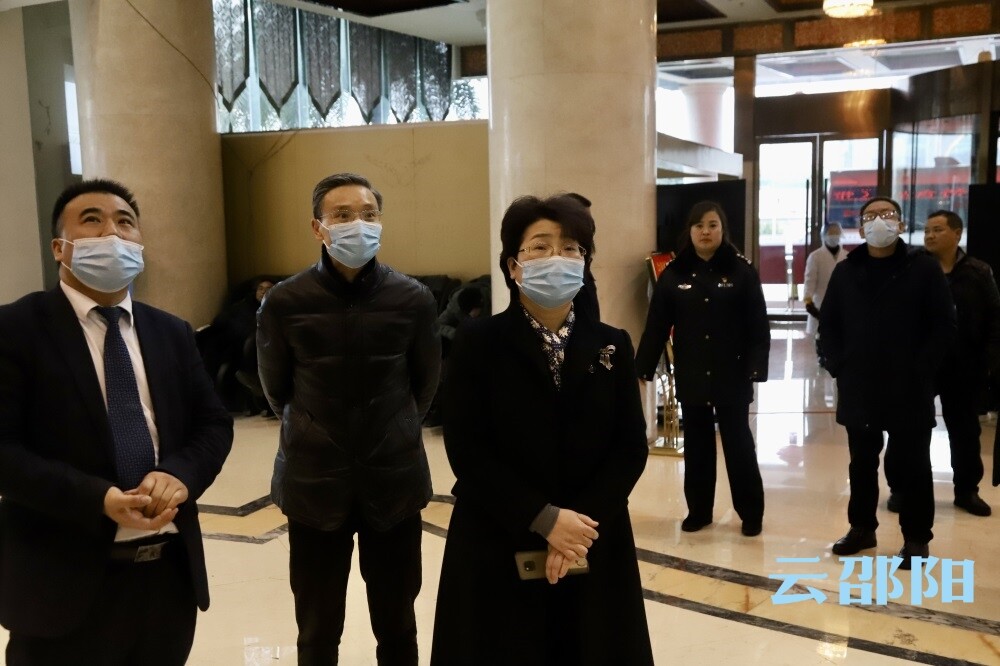 周迎春检查市十七届人大一次会议准备工作
