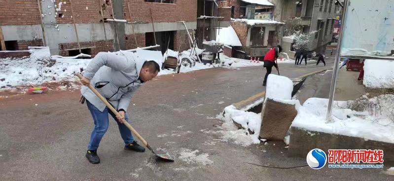 新邵县潭溪镇：扫雪除冰护民安
