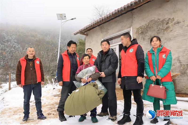 邵阳县五峰铺镇国有林场：踏冰冒雪送温暖