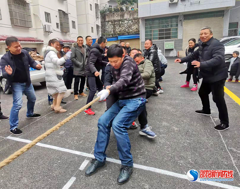 洞口县民政局举行“庆元旦·迎新年”拔河比赛