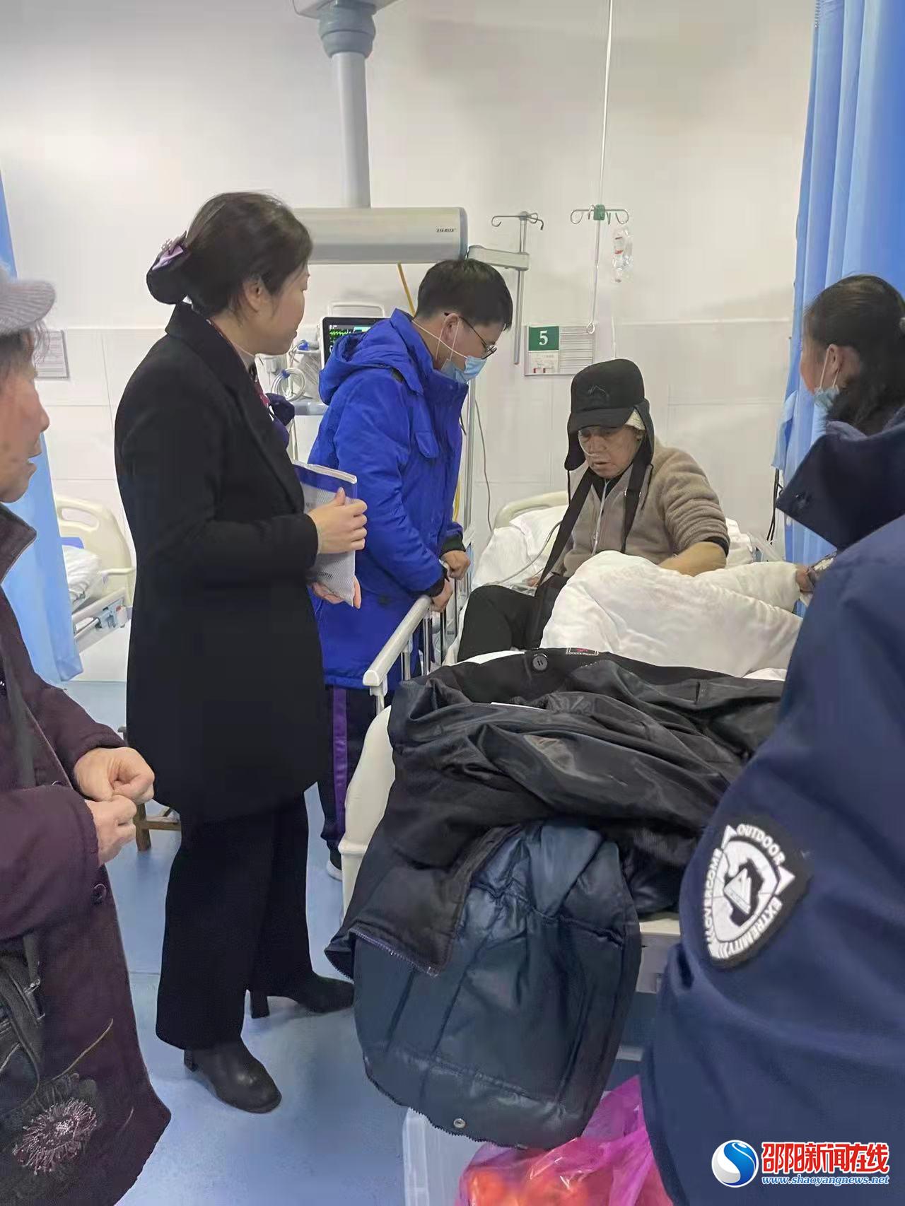 华融湘江银行邵阳分行广场支行成功救助昏倒老年客户