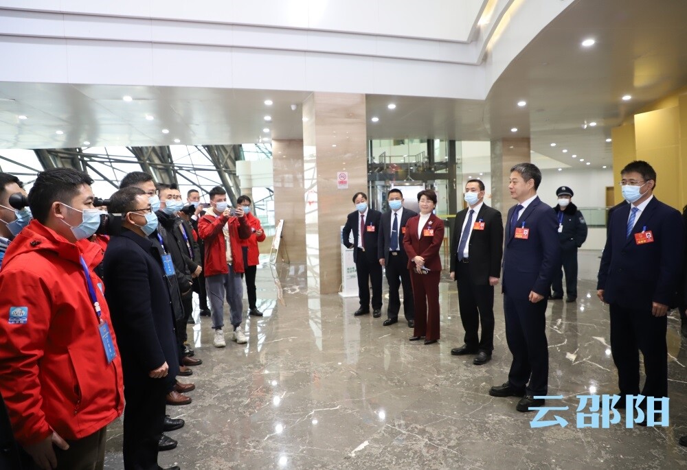 严华华学健等看望市“两会”工作人员和新闻工作者