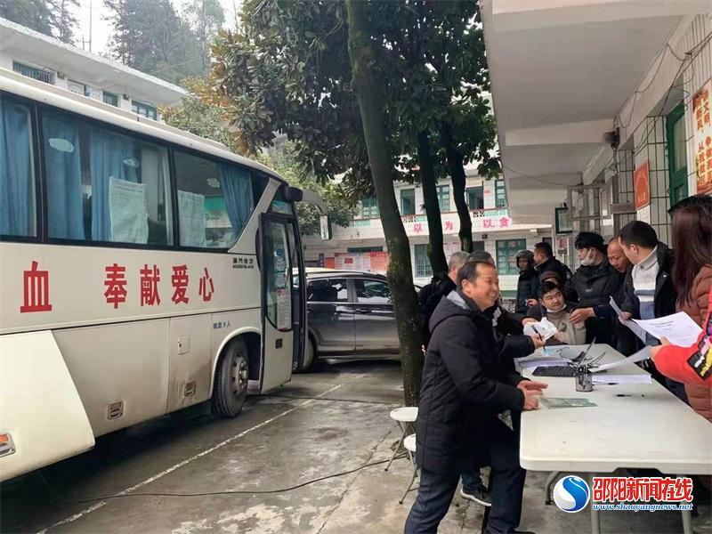 隆回县罗洪镇干部职工义务献血献爱心