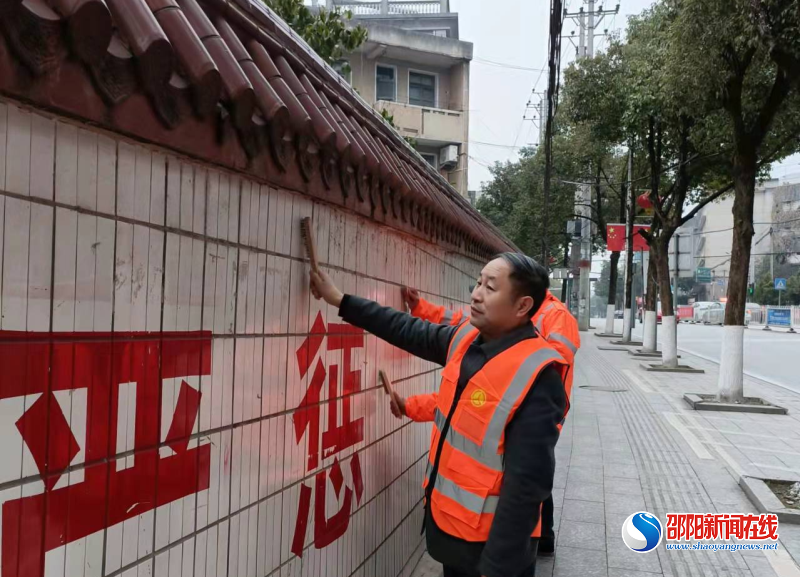 洞口县公路建设养护中心开展市容环境整治活动