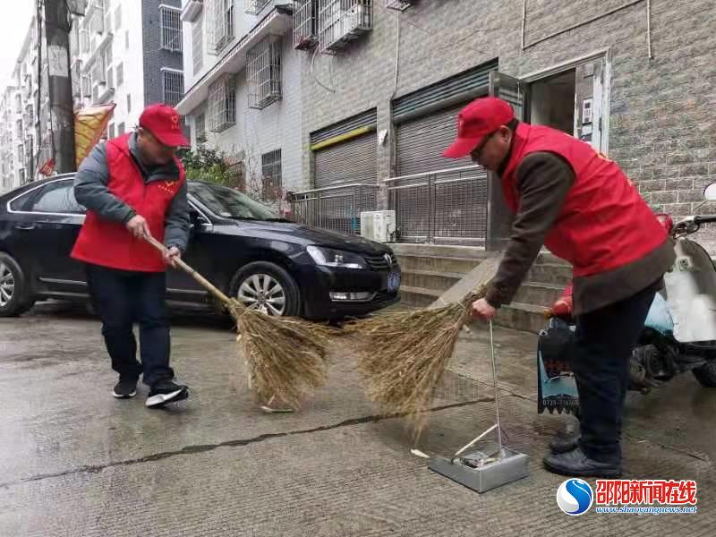 洞口县卫健局组织志愿者进社区开展环境卫生清扫活动