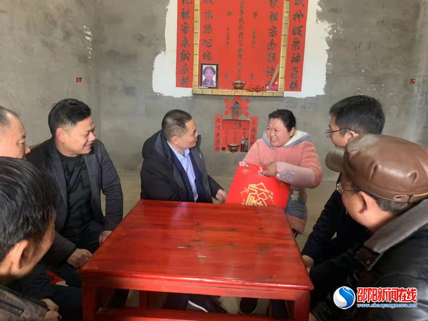 乡村振兴有温度 春风行动蕴真情 ——邵阳农商银行慰问乡村振兴联点村困难群众
