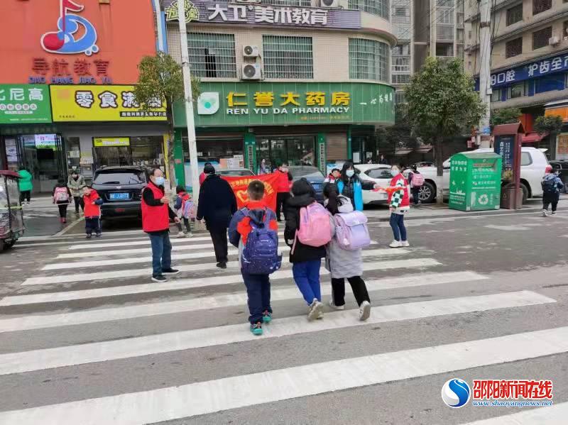 邵东市宋家塘街道志愿者在学校周边维护交通秩序