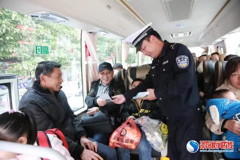 隆回交警奏响春运交通安全宣传“前奏曲”
