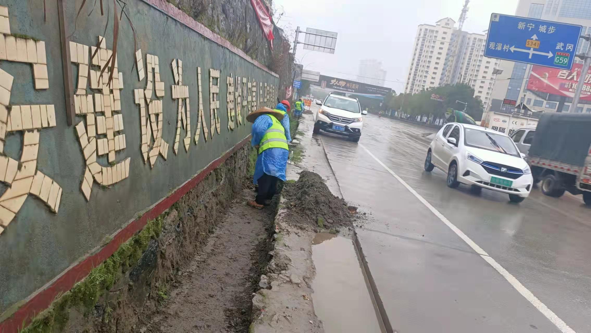 新宁县公路建设养护中心助力巩固县城创卫成果
