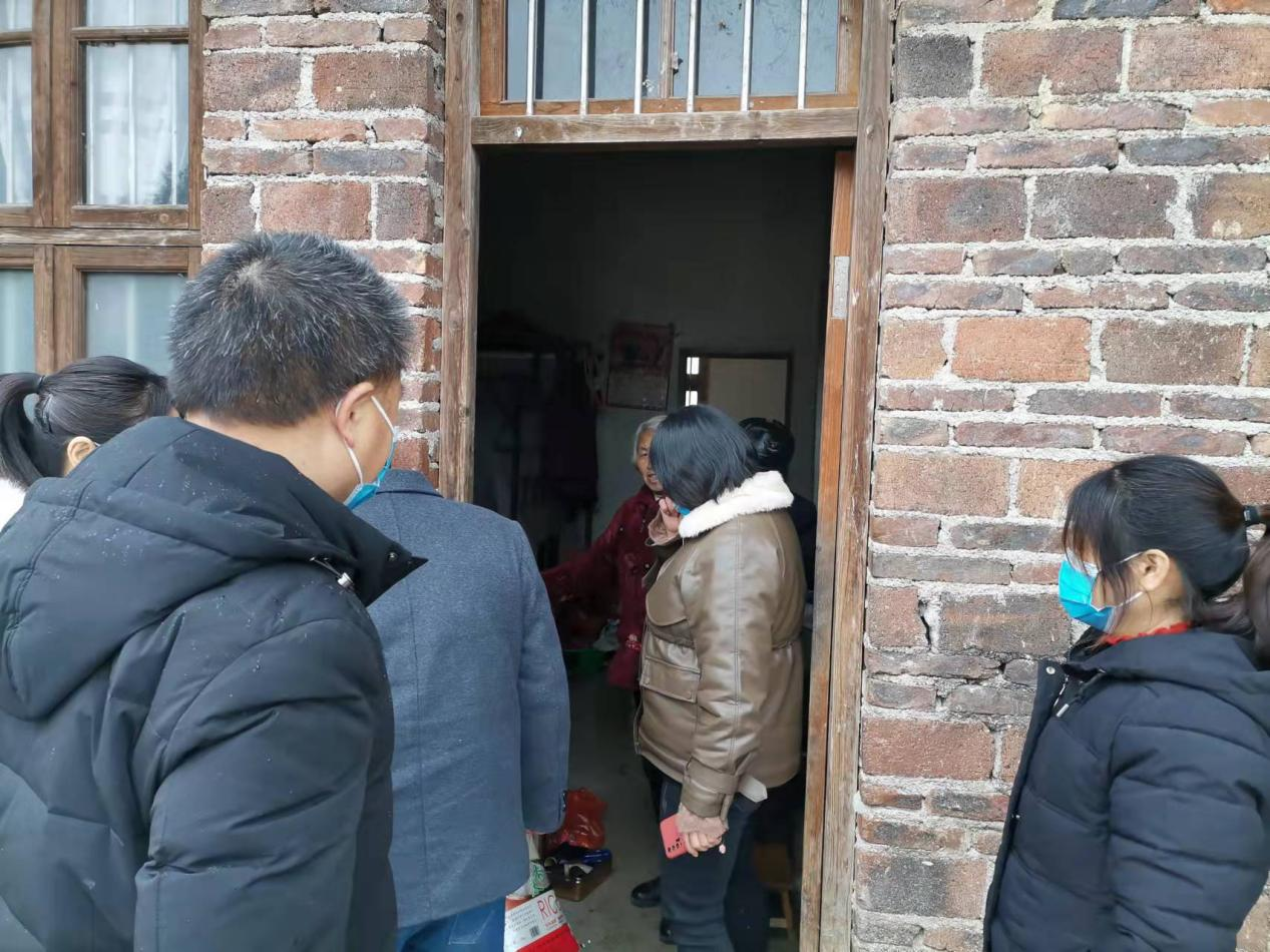 洞口县石柱镇东政村开展走访慰问困难群众活动