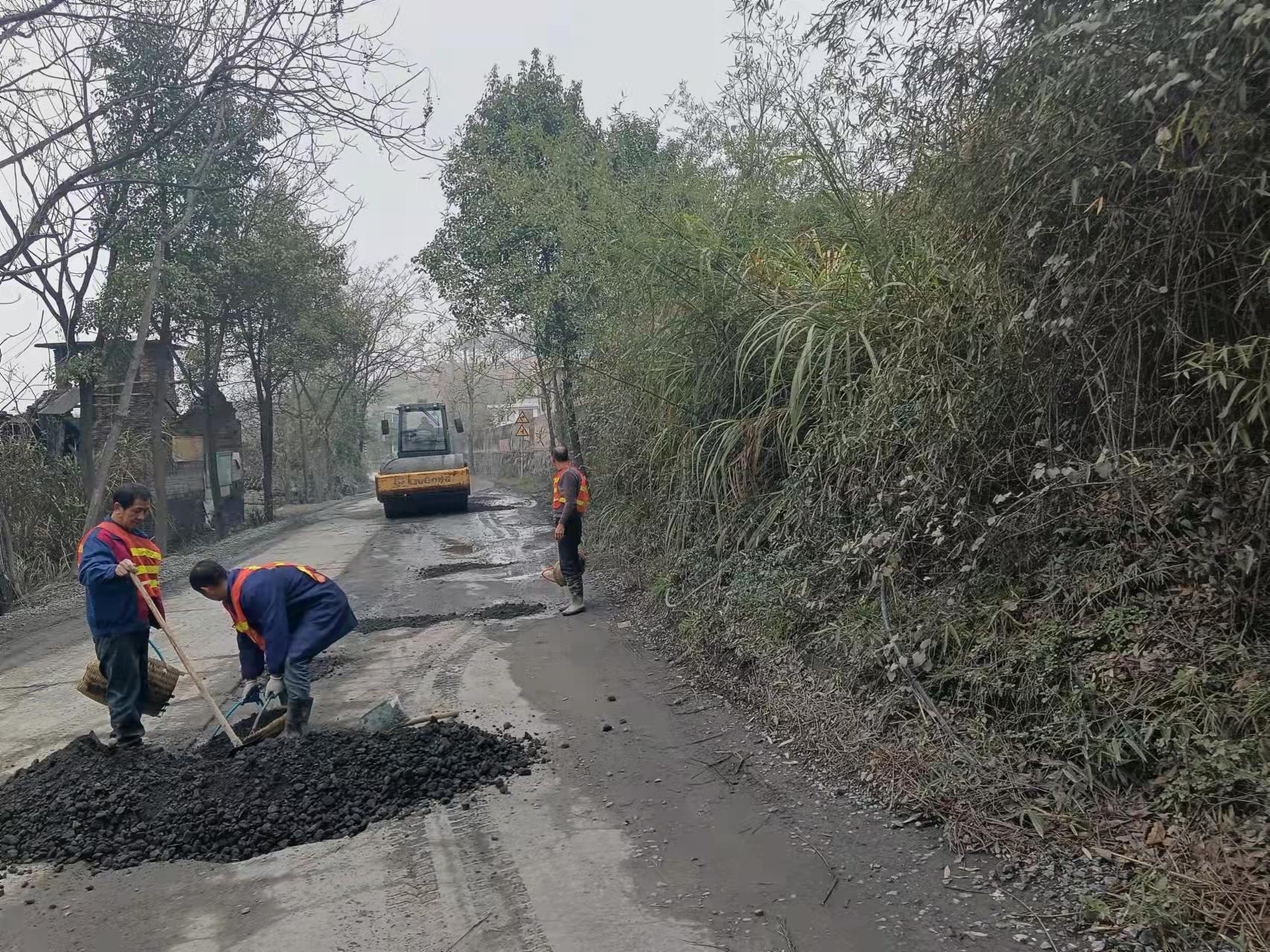 新宁县公路建设养护中心打响迎春保畅战