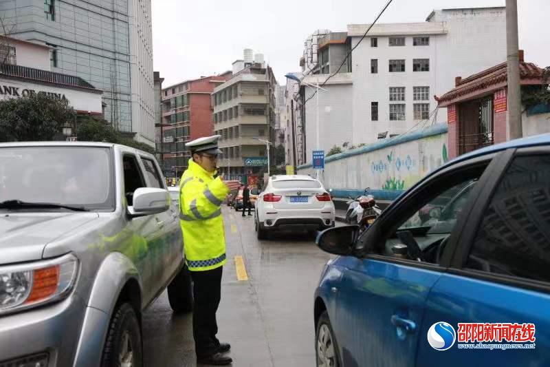 隆回交警：春运第一天 全力保安全
