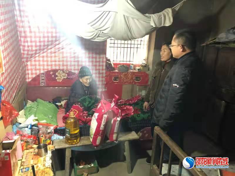 隆回县罗洪镇党委为困难群众送爱心
